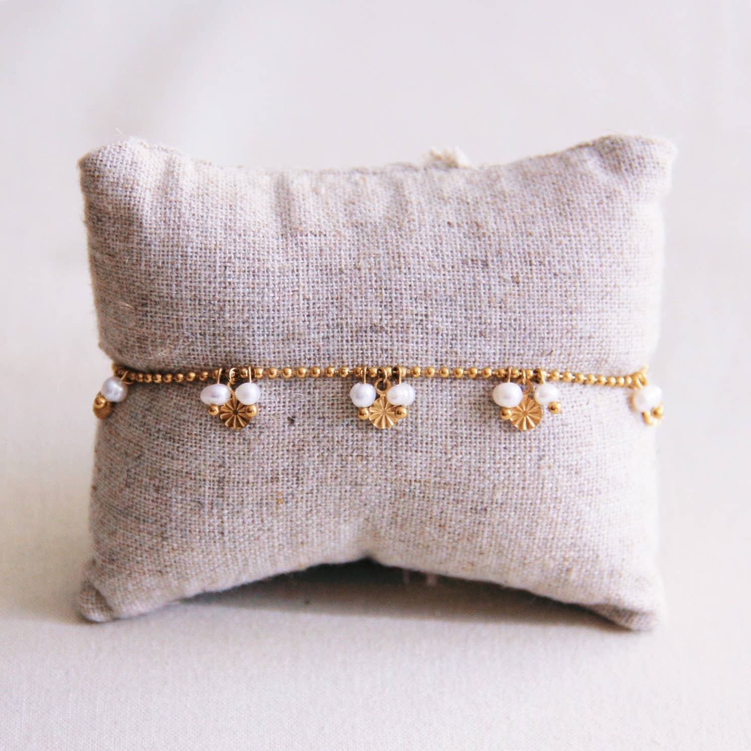 Fijne armband met bolletjesketting met sierlijke munten en parels