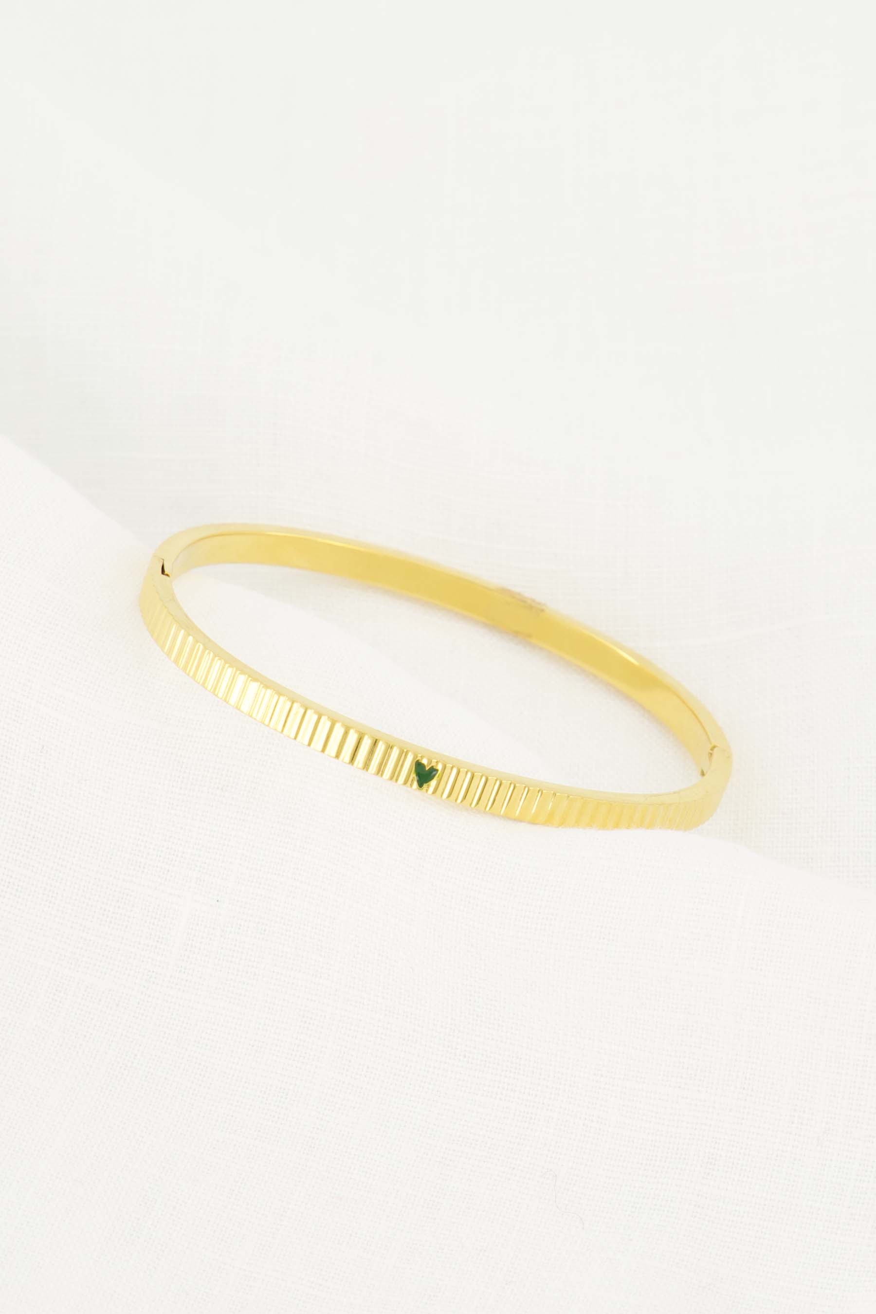 bangle armbandje met hartje donkergroen