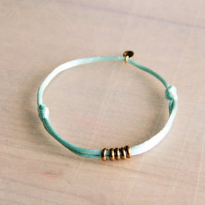 Satijnen armband met ringen — mint/goud